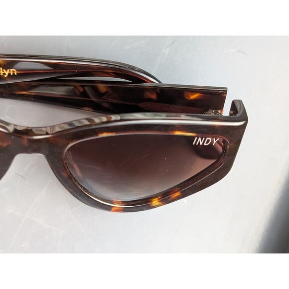 INDY Cat Eye Sunglasses Tortoise Shell Dark Frame Black  display picture 1